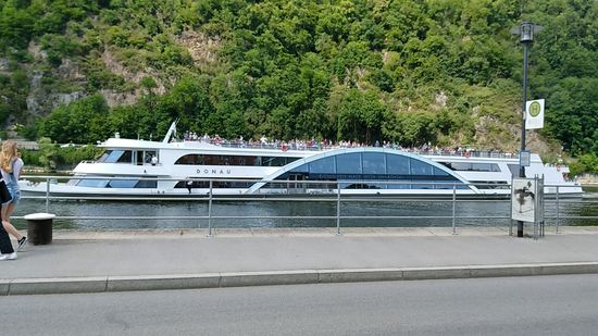 Auf Durchfahrt befindet sich das luxuriöse Kristallschiff "Donau", in dem rund eine Million Swarowski-Kristalle verbaut sind.