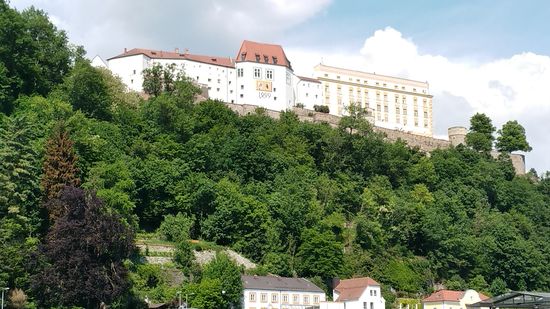 Gegenüber der Passauer Altstadt thront auf dem Georgsberg über Passau die 1219 gebaute Veste Oberhaus. 
Sie wurde vom ersten Passauer Fürstbischof Ulrich II. um eine bereits bestehende Georgskapelle errichtet.
1932 wurde dort von der Stadt Passau das Oberhausmuseum eingerichtet.