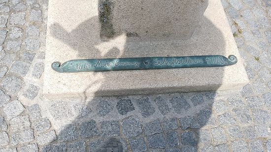 Inschrift am Sockel