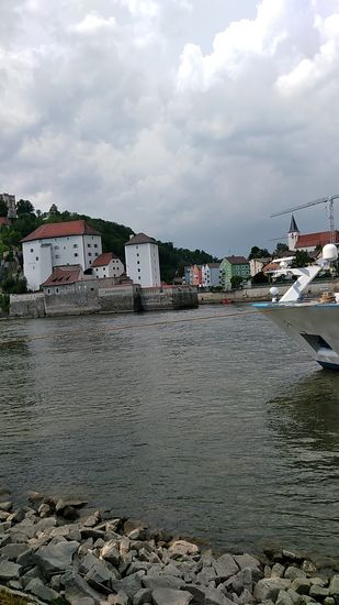 Gleich nach der Veste mündet zwischen dem schlanken Turm und der mehrfarbigen Häuserzeile die etwa 40 km lange Ilz (mit Oberläufen etwa 70 km) in die Donau und bildet somit als dritte Komponente das Drei-Flüsse-Eck aus Donau, Inn und Ilz.