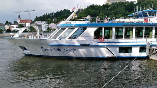 Noch ein Ausflugsschiff am Anleger.