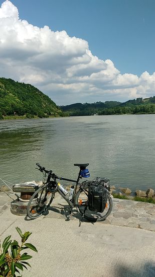 Und dann ist es soweit, mein virtuelles Hirn-Navi teilt mir mit:
Jetz bist do, wosd hi wuiddsd !
Das war bayrisch für.
Jetzt bist du dort, wo du hinwolltest !