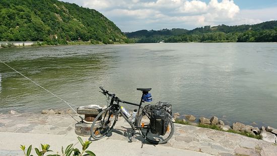 Von links die Donau (die Ilz bereits einbezogen), von rechts der Inn, im Hintergrund alles nur noch Donau.
Ergänzend gesagt:
Etwa zwei km stromabwärts (ja, jetzt ist die Donau offiziell ein "Strom") von hier ab Achleiten (Österreich) verläuft auf etwa 27 km Länge bis Engelhartszell (Österreich) die Staatsgrenze von Österreich und Deutschland in Fluß- bzw. Strommitte, bevor Österreich als "..., Land am Strome,..." (aus der österreichischen Nationalhymne) die komplette Gebietshoheit an der Donau übernimmt.