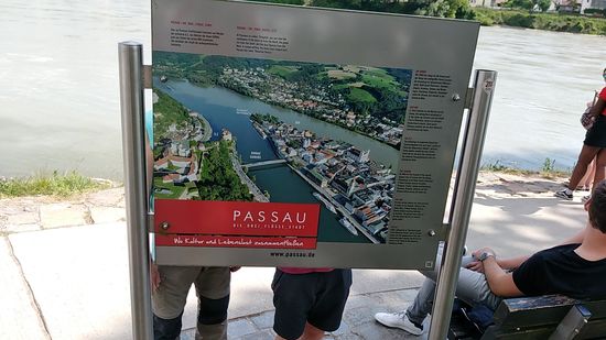 Das Drei-Flüsse-Eck von oben an einer Übersichtstafel der Stadt Passau.