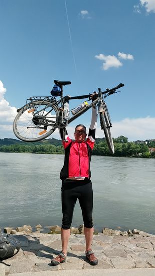 Mit abgelegten Packtaschen stemmt und...