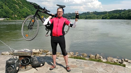 Ein praktischer Tipp vom Fernradler:
Bei einem bekannten Online-Auktionsunternehmen erstand ich im Frühjahr günstigst ein langärmliges, fast weißes Radtrikot, um bei Sonneneinwirkung die mehr oder weniger lästig-schmierige Verwendung von Sonnencreme zu vermeiden. Weiße Farbe wärmt sich nicht so sehr auf und bei kühlen Temperaturen tut's auch beste Dienste.
Das kurzärmlige rot-schwarze Trikot hatte ich deshalb übergezogen, da als einzige unpraktische Eigenschaft des weißen Trikots nur ein einziges, zu kleines Rückentäschchen für einen schnellen Zugriff auf das Foto-Handy hatte. 
Aber ansonsten ein guter Tipp aus eigener Erfahrung - passende Rückentaschen könnte man ja noch annähen.