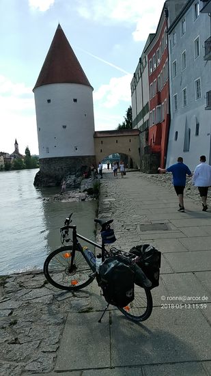 Auf der Innseite bin ich noch ein kurzes Stück bis zum Schaiblingsturm hochgeradelt, um dann nochmals über den Spielplatz am Dreiflüsseeck zur Donau als Hauptdarstellerin der Tour zu wechseln.