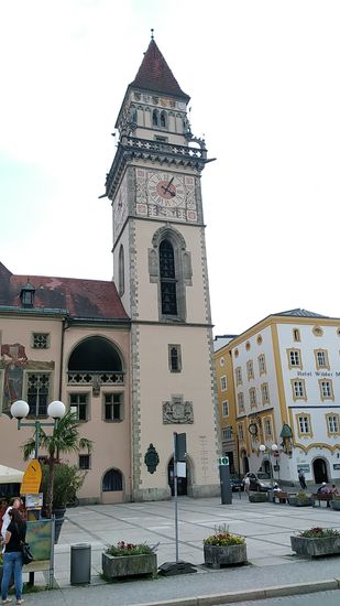 Vorbei am Rathaus gings dann wieder ein Stück am Donau-Radweg zurück.