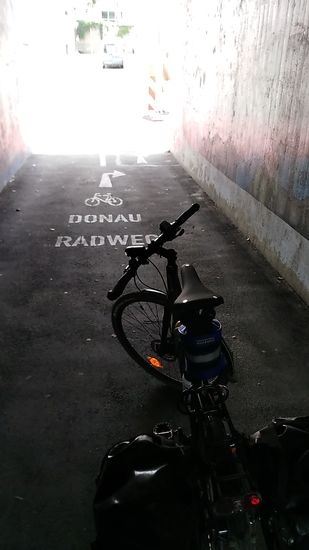 In einer Straßenunterführung auf dem Weg zum Passauer Hauptbahnhof.