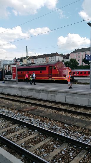 Mit Blick auf diese wunderschöne Nohab-Diesellok vor einem Nostalgiesonderzug -  der akustische Ohrenschmaus des brummelnden Dieselmotors liegt mir immer noch in den Ohren und der Ergänzung, daß ich noch kurz nach 17 Uhr gleich die Rückreise mit einer Zugverbindung über Pocking, Mühldorf und Rosenheim zum Heimatbahnhof Westerham antrat, den ich gegen 21 Uhr erreichte (zzgl. 10 Minuten Radfahrt nach Hause), beende ich mal abgesehen von einer noch folgenden Nachbetrachtung die aktive Reisebeschreibung.