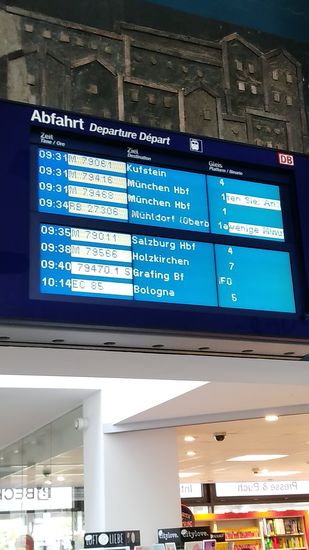 Am unteren Ende der Anzeigetafel wird mein Eurocity nach Innsbruck (Endstation Bologna) bereits angezeigt.