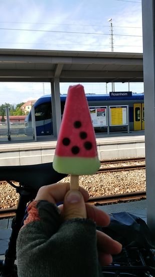 Aber da noch genügend Zeit verblieb, gab's ein erstes Frühstück in Form von Wassermeloneneis.
"Ohne Eis kein Preis!"