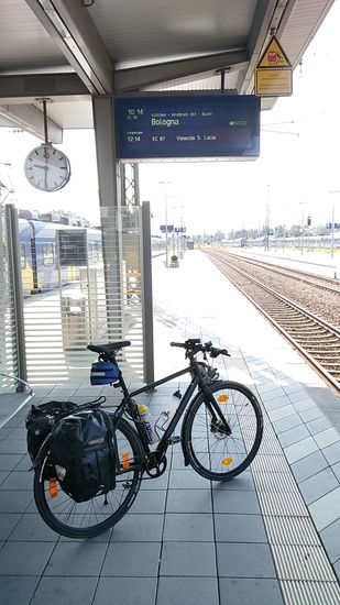 Soweit weit, so gut, möchte man meinen, der Zug wird ja am planmäßigen Bahnsteig angezeigt. Doch dann fährt der EC jedoch am Bahnsteig rechterhand der zwei Gleise ein, was ein eiliges Wechseln des Bahnsteiges anderer Fahrgäste und meinerseits erfordert.