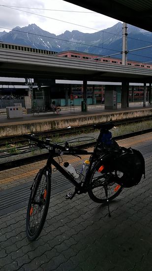 Am Bahnsteig in Innsbruck mit Blick auf einen oben im Hintergrund befindlichen Teil der Innsbrucker Nordkette, allgemein Inntalkette genannt.