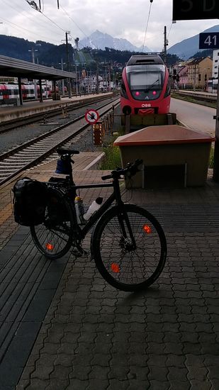 Aus dieser Perspektive ist in eine andere Blickrichtung gesehen in Verlängerung des Sattels nach oben die mächtige Skisprungschanzenanlage am Bergisel erkennbar.