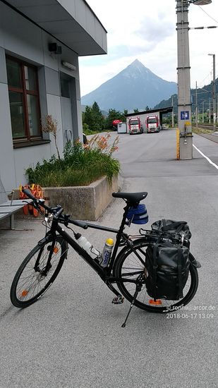 Ein weiterer positiver Aspekt der Nutzung des öfter haltenden REX war, daß ich bedingt durch das trockene Wetter bereits in Schönwies, einen Halt vor Landeck gelegen, aussteigen und die letzten gut 16 km bis zur Unterkunft entlang des Innradwegs am Oberinntal zum "leichten Eintreten" für den morgigen Tag über zwei Pässe nutzen konnte.
Im Hintergrund gut erkennbar der Berg Tschirgant mit 2370 m Höhe, gelegen bei Imst in Innsbrucker Richtung.