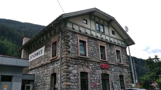 Das urige Hauptgebäude des Bahnhofs in Schönwies.