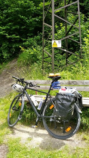 Pause an derselben Rastbank, wo ich vor zwei Jahren am Inn entlang und letztes Jahr von der Silvretta-Strecke kommend schon pausierte.