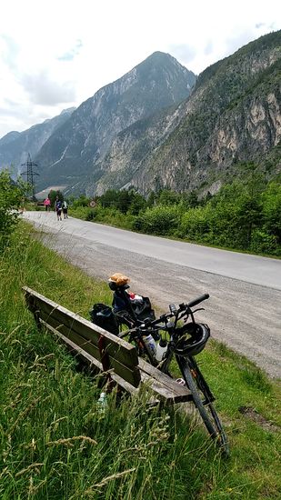 Das Fernwander-Pärchen mit den dunklen Hosen im Hintergrund hat sich übrigens vorgenommen in ca. 23 Tagen die Strecke von Pfronten nach Venedig abzumarschieren. 
Das wär für mich mit meinen schlechten Beinen bzw. Füßen nicht machbar - ich brauche ein Rad als Untersatz, um mit eigener Kraft entlang einer längeren Strecke vorwärts zu kommen !