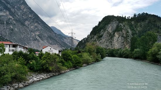 Der Inn in Flußrichtung bei Landeck (hinter meinem Rücken).