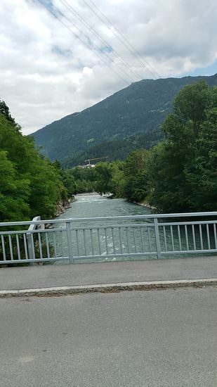 In Bildmitte im Hintergrund die Sanna-Mündung in den Inn.
Die 7 km (mit Quellfluß Rosanna 49 km) lange Sanna ist ein linker Nebenfluß des Inns in Tirol.
Der Quellfluß Rosanna fließt mir dabei am morgigen Tag bis etwa Höhe St. Anton am Arlberg entgegen. Dort trennen sich dann unsere bis dahin gegenläufigen Wege.