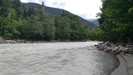 Der aufnahmebereite Inn fließt entgegen.