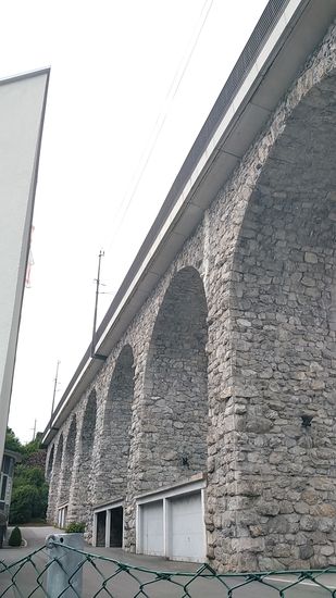 Die Landecker Steinbogenbrücke der Arlbergbahn.