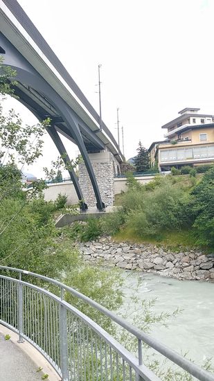 Der Stahlbogenteil dieser Brücke über den Inn.