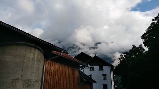 Hatte es nachts und am frühen Morgen noch leicht geregnet, schimmerte gegen halb acht morgens erstmals etwas himmelblau durch die heller werdenden Wolken.