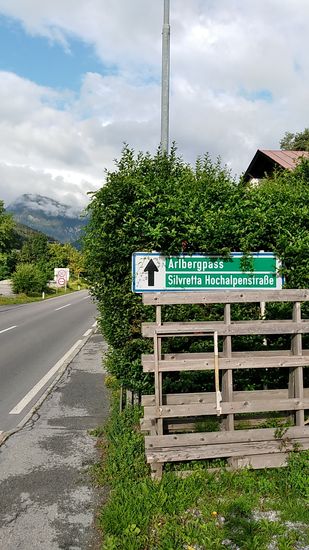 Kurz vor halb neun nach der ersten kurzen gefahrenen Strecke stimmte das Wolkenbild weiterhin optimistisch und der untere Schriftzug erinnerte mich an die letztjährige Ferntour mit Teilstrecke über die Bielerhöhe (2032 m Höhe) an der Silvretta Hochalpenstrasse, die ich in entgegengesetzter Richtung beradelte.
Für mich heißt es aber letztendlich der Beschilderung zum Arlbergpass zu folgen.