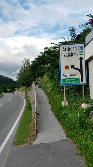 Gerade aus an der Bundesstraße 171 halten...