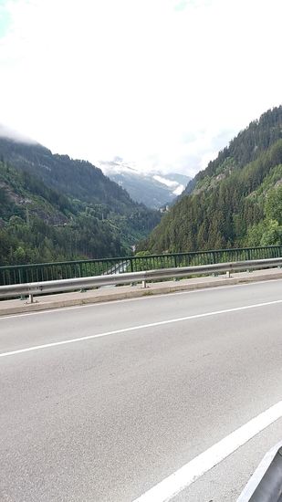 ... und kurz nach dem vorigen Wegweiser lasse ich das Paznauntal mit der dort verlaufenden B 188 links unter mir liegen.