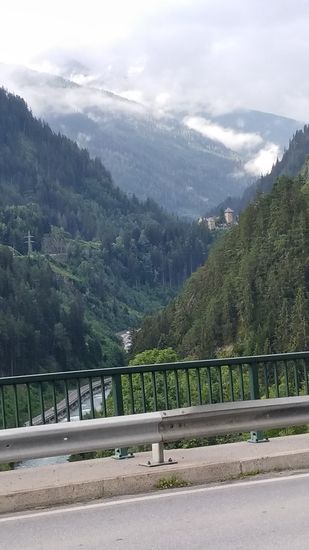 Unter meinem Straßenstück sieht man rechts der B 188, die ins Paznauntal führt, die in Landeck in den Inn mündende Sanna anströmen.
In Bildmitte ist Schloss Wiesberg erkennbar, unterhalb der die Sanna durch den Zusammenfluß von Trisanna und Rosanna ihren Anfang nimmt.