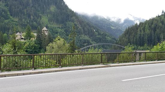 Hier und in den folgenden beiden Bildern nochmals der Blick auf das sich im Privatbesitz befindliche Schloß oder auch Burg Wiesberg, vermutlich im 13. Jahrhundert erbaut und da heute im Privatbesitz, ohne Besichtigungsmöglichkeit.
Rechts von Burg Wiesberg schließt sich die Trisannabrücke an, über die die Arlberg-Bahnstrecke von Landeck nach Bludenz führt.
Ich hatte schon zweimal per Sondergenehmigung die Möglichkeit, diese landschaftlich faszinierende Gebirgsstrecke aus dem Lokomotivführerstand zu erleben, die aus dieser Perspektive in "Steinwurfweite" hinter und leicht unterhalb der Burg verläuft.
