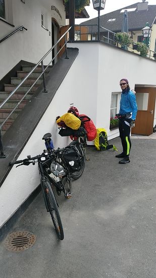 Übrigens hatte ich ab der Position mit Sicht auf Burg Wiesberg einen Mitstreiter hoch zum Arlbergpass:
Richard, ein Italiener aus Treviso, nördlich von Venedig, der auf dem Weg zum Bodensee war und so mächtig mit Pack- und Lenkertaschen aufgepackt war, als ob er einen Umzug tätigen würde.
Übrigens erklärte er mir in gebrochenem Deutsch, daß er den deutschen Vornamen Richard habe und nicht etwa Riccardo. Da hab ich mich natürlich bei der persönlichen Anrede daran gehalten.
Hier in einem Restaurant in Strengen machten wir um 9:00 Uhr kurz Halt, da er auch in Landeck übernachtete und bisher ohne Frühstück eine kurze Kaffeepause benötigte.
Für mich, mit Frühstück in Landeck, gab's: 
Eis am Stiel. Ohne Eis kein Preis !