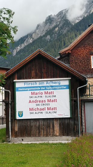 Für Wintersport-Interessierte bedarf besonders der obere der Gebrüder Matt keiner besonderen Beschreibung eines "Unbekannten":
Slalom-Olympiagold 2014 in Sotschi, sowie Einzelweltmeister 2001 im Slalom, sowie 2007 Einzel-Weltmeister im Stangenwald und in der Mannschaft im schwedischen Are.