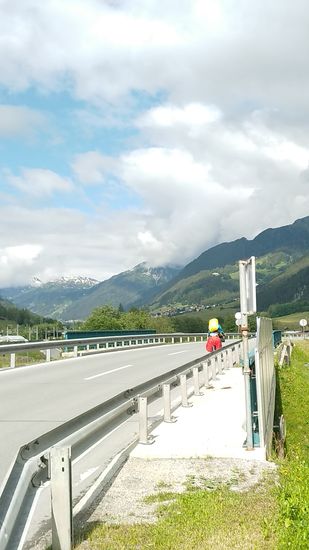 Hier bei Schnann (siehe voriges Bild) der Blick ins sogenannte Stanzertal, ein westliches Seitental des Tiroler Oberinntals, das von Stanz bei Landeck bis St. Anton am Arlberg verläuft und die geradlinige Fortsetzung des Inntals in Richtung Westen darstellt. 
Das Inntal selbst kommt ja bei Landeck aus etwa südlicher Richtung an, um dann einen Knick nach Osten zu beschreiben.
Im Bild kurz hinter der Brücke übrigens Richard, der Italiener, mit "Hausstand" auf Rad, Rücken und (nicht sichtbar) am Lenker.
Auf Ferntour und kein freier Rücken - ich könnt's mir beileibe nicht vorstellen...  