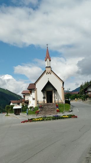 Am Ortseingang von Pettneu am Arlberg ein schmuckes Kleinod in Form des Kirchleins Sankt Sebastian aus dem Jahre 1900.