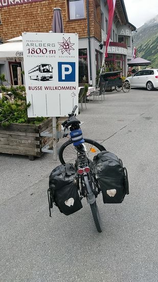 Und dann um 12:17 Uhr ist schon am ersten Tourtag
TOP OF TOUR angesagt,
die höchste Stelle der ganzen Ferntour in Form der
ARLBERG-PASSHÖHE in St. Christoph am Arlberg erreicht.
Der Name Arlberg stammt übrigens von den in dieser Gegend sehr zahlreichen "Arlenbüschen" genannten Latschen ab.
Und wie in meinen vorigen Berichten am Inn entlang und über die Bielerhöhe bereits eindringlich zur Sprache gebracht, gibt es keinen Berg namens Arlberg.
Der "Arlberg" stellt eine ganze Region dar !