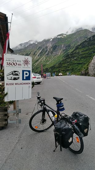 Über die genaue Meereshöhe gibt es keine einheitlichen Angaben:
mal 1793 m, hier 1800 m, aus anderen Quellen 1803 m.
Was soll's?
Wie im zeitnahen Facebook-Beitrag vor Ort bereits bemerkt, machen die paar Meter das Kraut auch nicht magerer oder fetter.
Hauptsache oben !!!