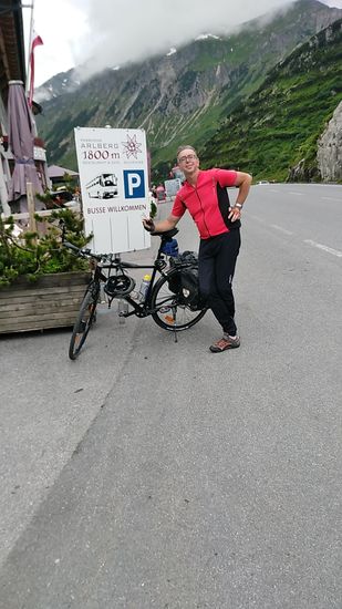 Übrigens war es oben empfindlich kühl und windig, so daß ich nach einer etwa einstündigen Mittagspause für das erste Stück Abfahrt den Oberkörper mit einer zusätzlichen Windjacke vor der Kälte schützte.
Viel mehr hat die Kälte auf Richard eingewirkt - der hat nur "kalt, kalt, kalt" gesagt und trotz Jacke geschlottert, wie ein "nackter Schneider im Winter".
Da hab's ich auf der Paßhöhe relativ gut ausgehalten.
Aber wahrscheinlich war er auch infolge seines Rucksacks am Rücken durchgeschwitzt, was bei Kälte recht unangenehm ist.
Übrigens haben sich auf der Arlberg-Paßhöhe unsere Wege getrennt, da Richard einen etwas längeren Mittagsaufenthalt als ich bestritt und dann das Klostertal hinab in Richtung Bludenz und Feldkirch rollte.
Am folgenden Tag dürfte er locker seine Ziele Bregenz bzw. Lindau am Bodensee erreicht haben.