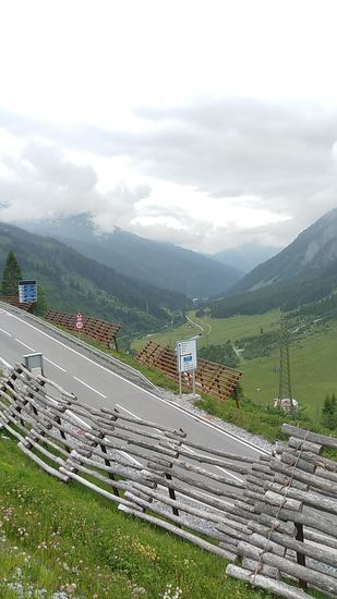 Hier am Abzweig zur Lechtalstraße, auf der ich mich befinde, verläuft der weitere Weg über das Klostertal in Richtung Bludenz über einige steile Serpentinen im oberen Teil, die aber von meiner Position hier nicht einsehbar waren. Diese Straße in Richtung Hintergrund hatte Richard zu nehmen - abwärts natürlich eine milde Gabe im Gegensatz zur vorangegangenen "Aufwärts-Keucherei".