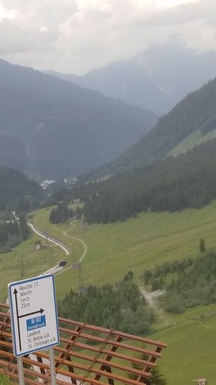 Die sichtbare Verkehrstafel gilt für die aus Richtung Bludenz das Klostertal hochfahrenden Verkehrsteilnehmer.