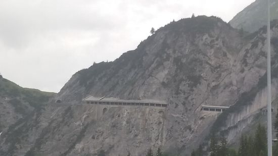 Mit max. Zoom der Blick auf die Flexengalerie mit einer freien Unterbrechung vor einem nachfolgenden geschlossenen Tunnelstück.
Wer sich als Radfahrer übrigens umfassend über Paßstraßen informieren will, dem möchte ich von meiner Seite her quaeldich.de empfehlen, wo z.Zt. 5768 Pässe beschrieben sind.