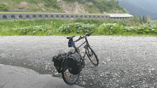 Der Flexenpass, der stets im Schatten des bekannteren Arlbergpasses stand, zählt ja allgemein nicht zu den stark befahrenen Passstraßen, da die Hauptverkehrsströme Österreichs in Ost-West-Richtung verlaufen (Flexenpass: Nord-Süd). 
Da man bei fehlendem Verkehrsgetöse im Inneren der Galerie sicher auf momentan ausbleibenden Verkehr von beiden Seiten schließen kann, ist es dann gefahrlos möglich, auch bergaufwärts mittels einer der Auslässe auf die gegenüberliegende Seite auf einen der geschotterten Vorplätze zu gelangen und ein Stück Freiheit zu genießen.