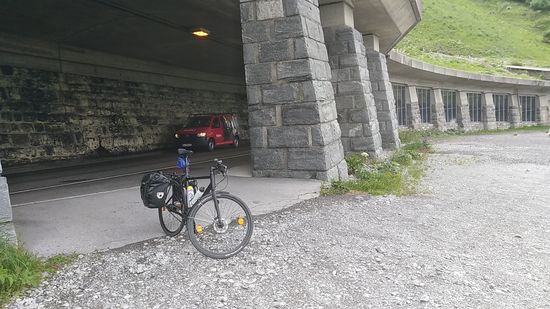 Mein benutzter Auslaß. 
Übrigens bietet die Galeriebauweise in Verbindung mit zusätzlicher Beleuchtung gute Lichtverhältnisse und als zusätzliche Visualisierung habe ich auch für diese Passage eine richtige Warnweste übergezogen. 
Angst zu haben braucht's nicht - es sind übersichtliche Kurvenverläufe in der Galerie vorhanden. 
Nur das dumpfe und dröhnende Grollen der Kraftfahrzeuge im Innern wirkt auf einen doch etwas beunruhigend ein und man freut sich dann doch richtig, sobald man wieder "out of Galerie" gelangt ist.