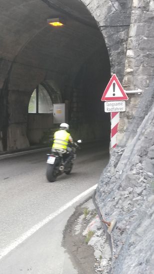 Aber der Kraftverkehr wird auch immer wieder auf langsame Radfahrer aufmerksam gemacht und von der gefahrenen Geschwindigkeit her gesehen waren alle anderen Galeriebenutzer sehr diszipliniert.