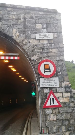 Vor dem letzten Tunnelstück. Die max. Länge der Galerie beträgt 1550 m.