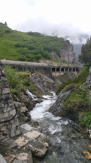 Und am Ende der Flexengalerie kann man nach einer Steigung von durchschnittlich 7,3 % und maximal 12,4 % den Flexenbach aus nächster Nähe ein Stück abwärts nachschauen, bevor er steil in die Tiefe stürzt.
