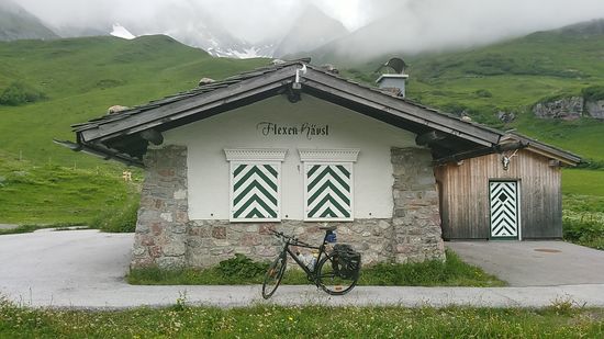 Nach einem kurzen Stück freier Straße erreicht man das direkt am Flexenpass gelegene Flexenhäusl und befindet sich auf 1773 m Höhe je nach Infoquelle ca. 20 m niedriger als die Arlberg-Passhöhe, mußte nach der ersten Abfahrt vom Arlbergpass also wieder um die 180 Höhenmeter gutmachen.